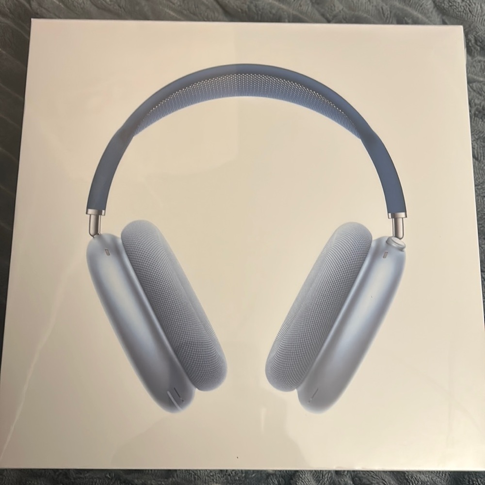 Blue AirPod max with smart case